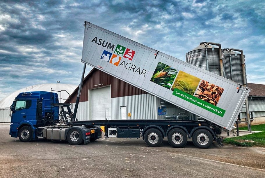 LKW mit dem Logo der Asum NaWaRo AG | Hackschnitzel kaufen | Hackschnitzel in der Nähe | Garten Dünger kaufen | Fallschutz Spielplatz